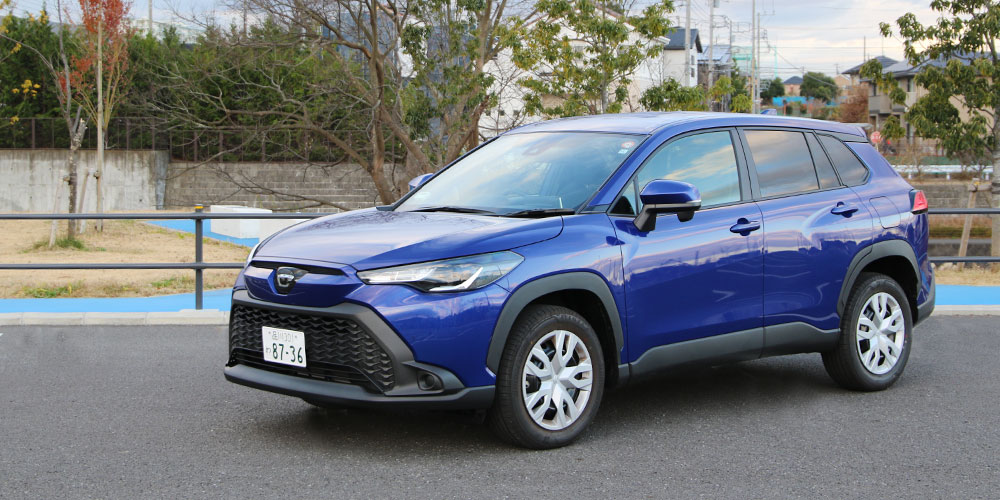 「カローラクロス」は暮らしに遊びにピッタリ！運転しやすいサイズの大人気SUVの使い勝手を紹介